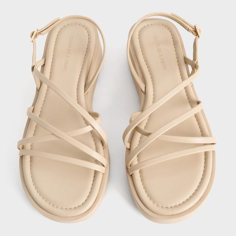 The asymmetrical strappy uppers on these flatform…